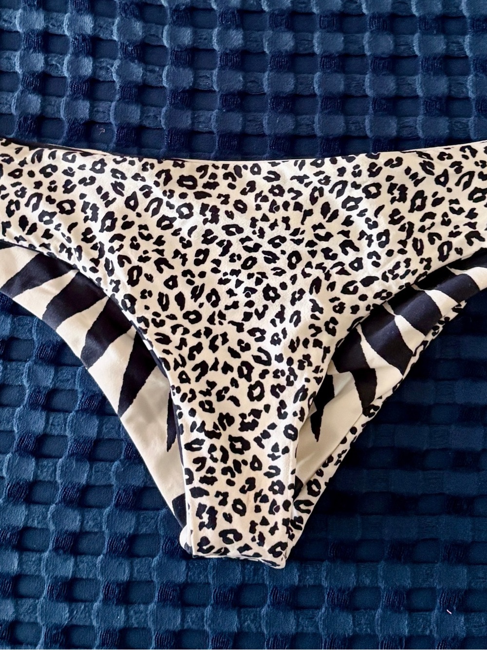Billabong Black & White Patterned Women's Triangle Bikini 👙 - Picture 3 of 6